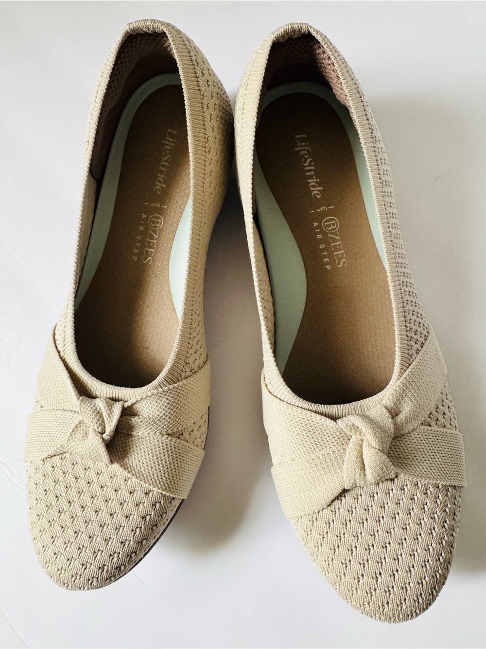 LifeStride Bzees Womens 8.5 Knit Comfort Flats Beige Ivory Slip On Woven Bow EUC